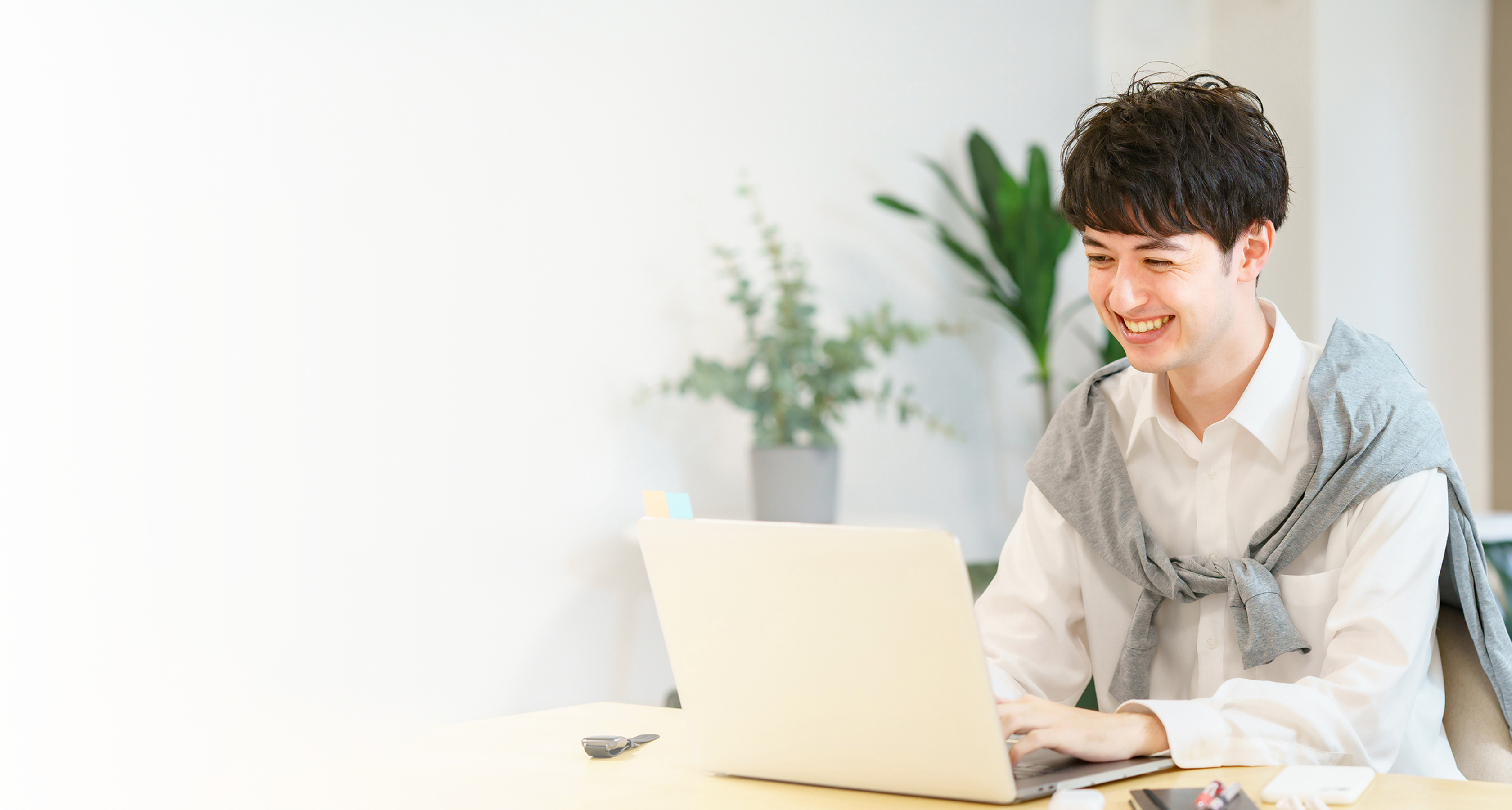 SEO特化型Webマーケティングスクール「WEBMARKS」を受講検討するWebマーケター志望の男性