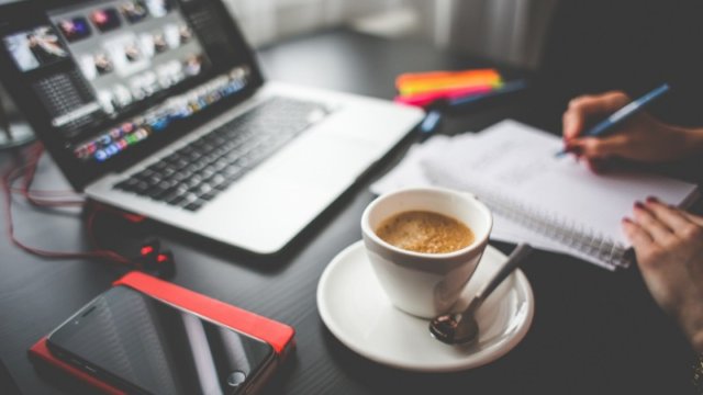 副業のWebライティングに取り組む男性