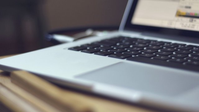ズームアップされたノートパソコン