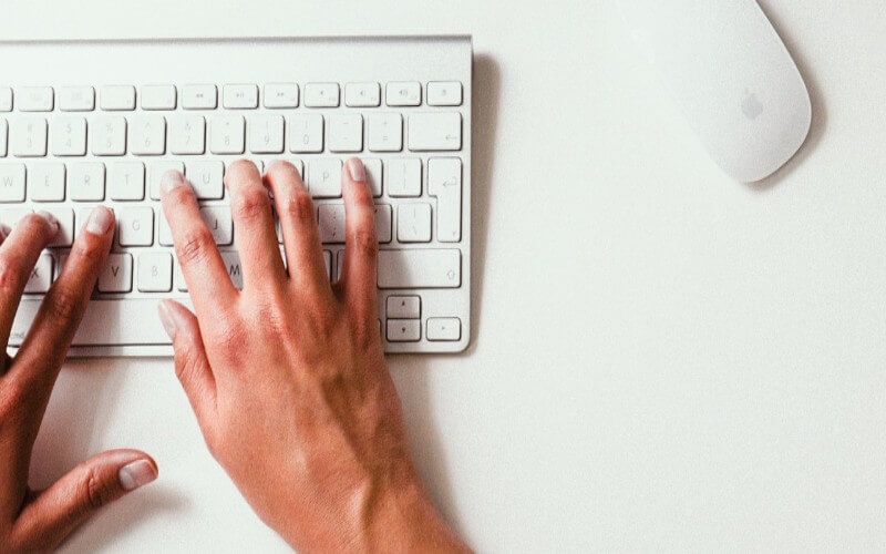 執筆をするWebライティング初心者