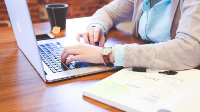 Webライティングをする女性