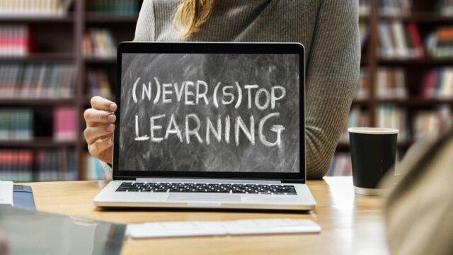 NEVERSTOPLEARNINGと表示されたPC