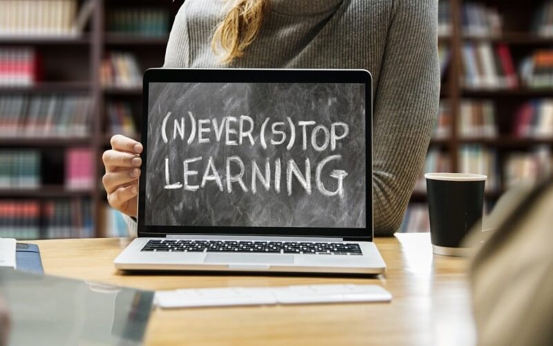NEVERSTOPLEARNINGと表示されたPC