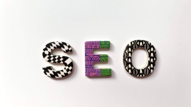 SEOと並べられたオブジェ