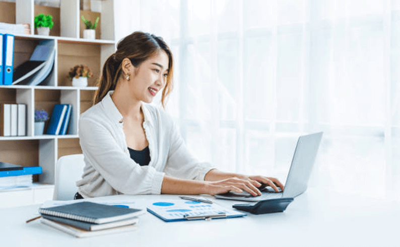 キーボードを打ちながら微笑む女性