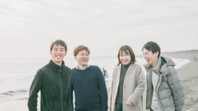 海辺で楽しそうに談笑する男女