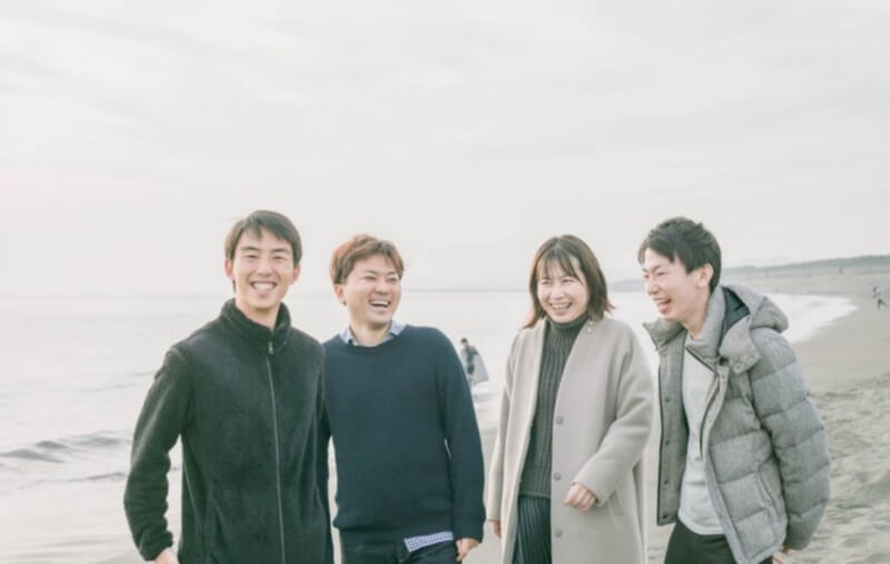 海辺で楽しそうに談笑する男女